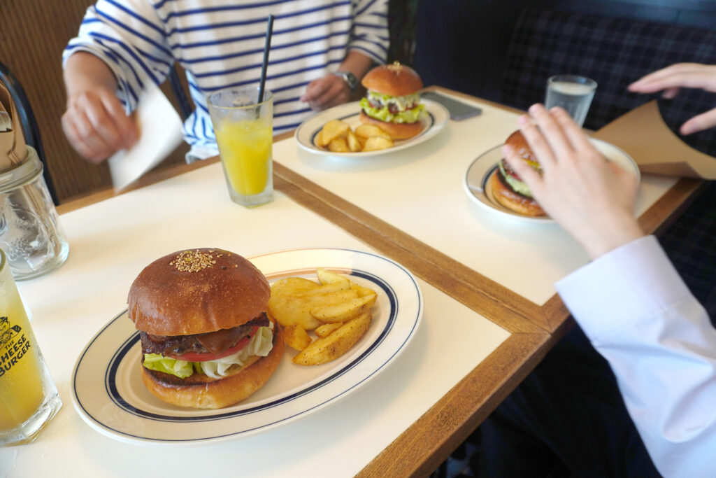 1日目のランチはオシャレなハンバーガー